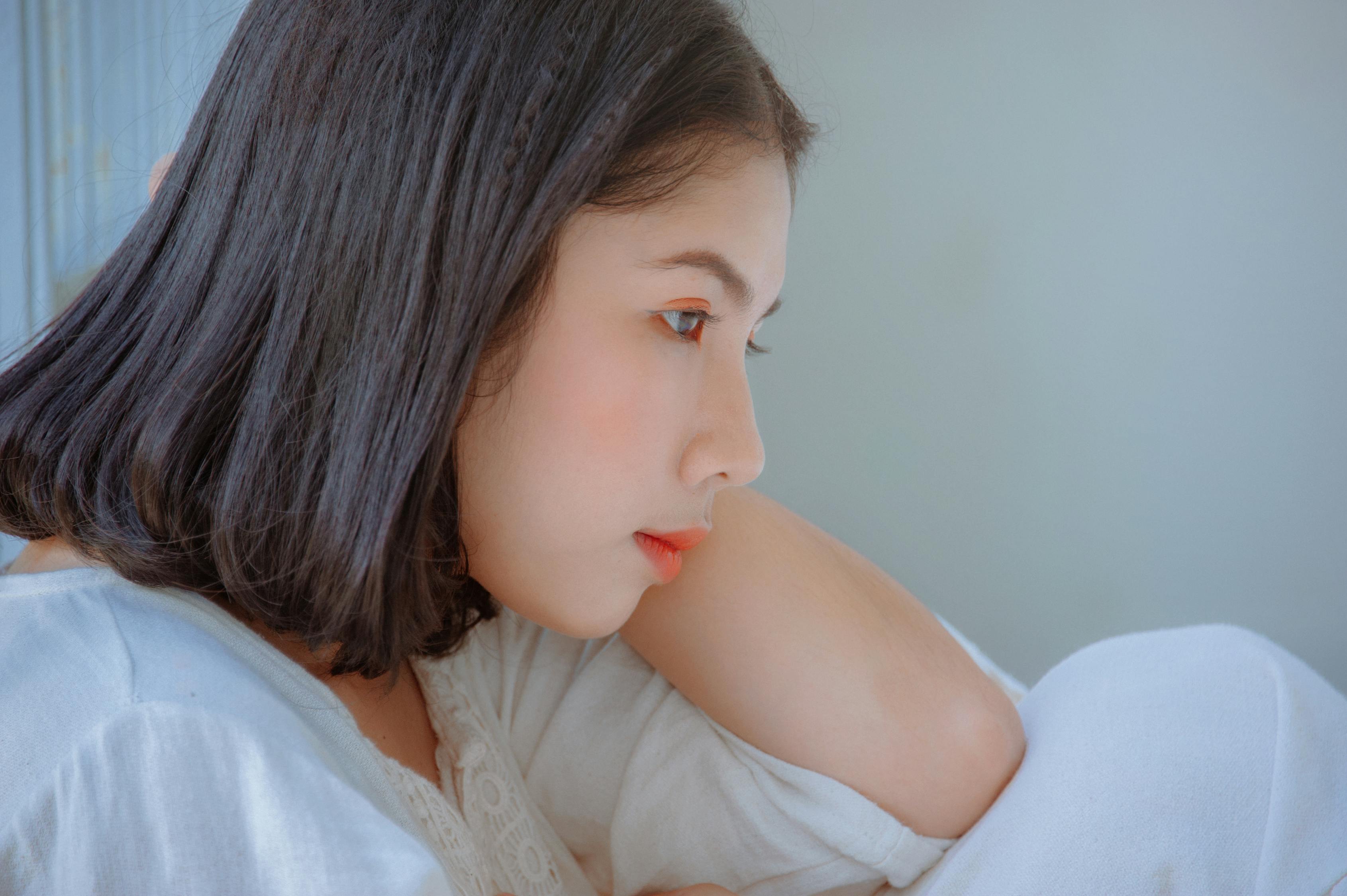 近日，一起关于试管独生女撞脸陌生女孩的事件引起了广泛关注。据报道，一位试管独生女在成长的过程中发现自己与一个陌生的女孩有着相似的外貌。这一发现引发了她的疑虑，并引发了关于家族遗传和身份认同的进一步探究。