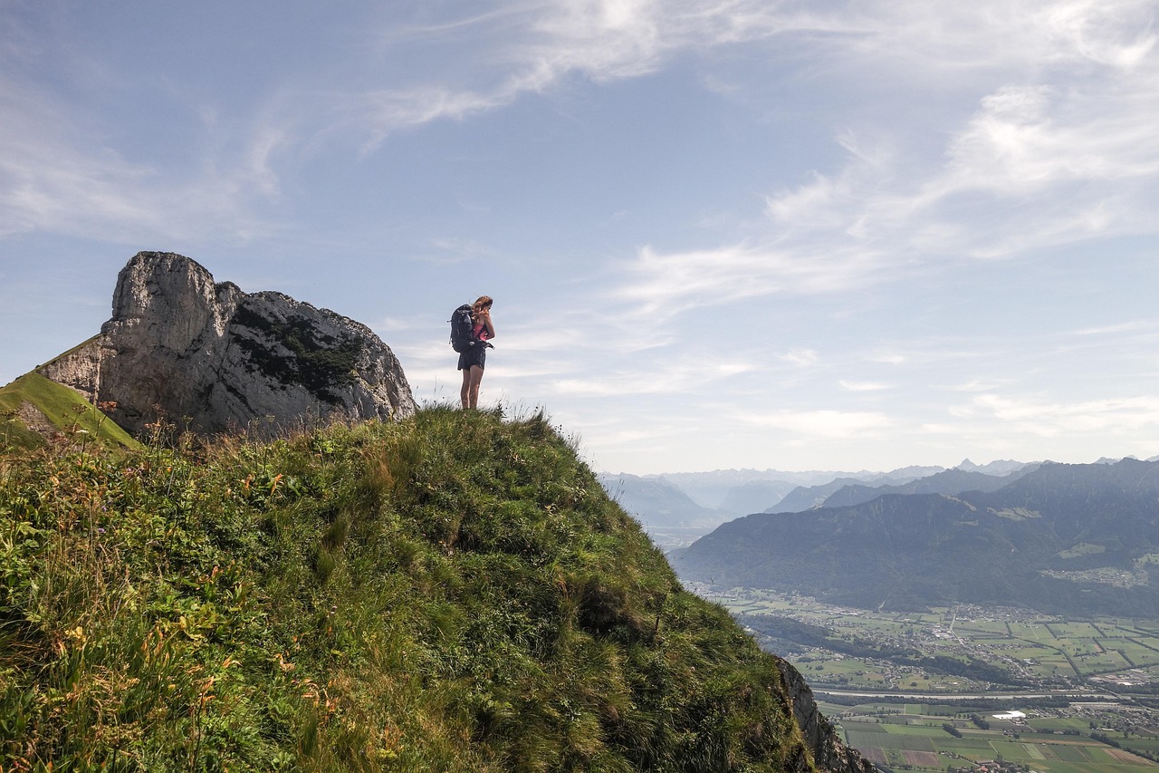 征服山峰，掌握爬山的英语单词，让冒险之旅更精彩！