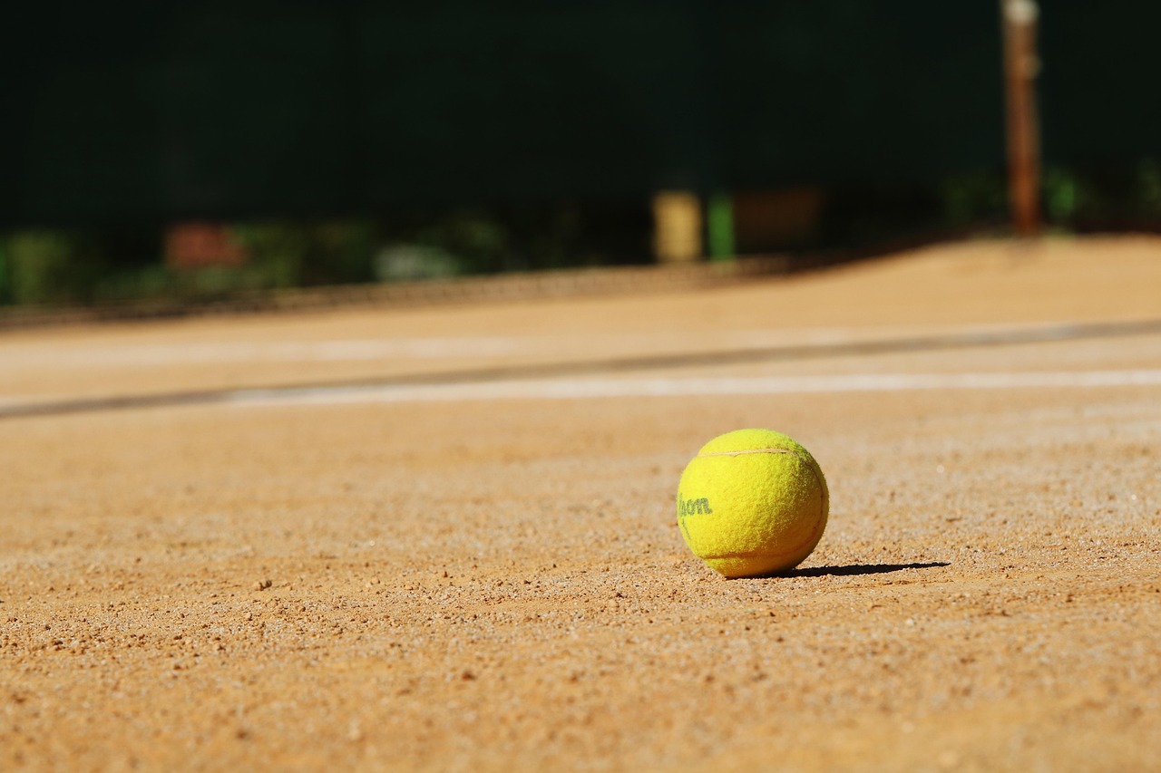 探索网球术语，从Tennis发音到网球文化